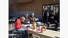 Glada vårstädare får lunch