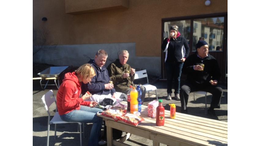 Glada vårstädare får lunch